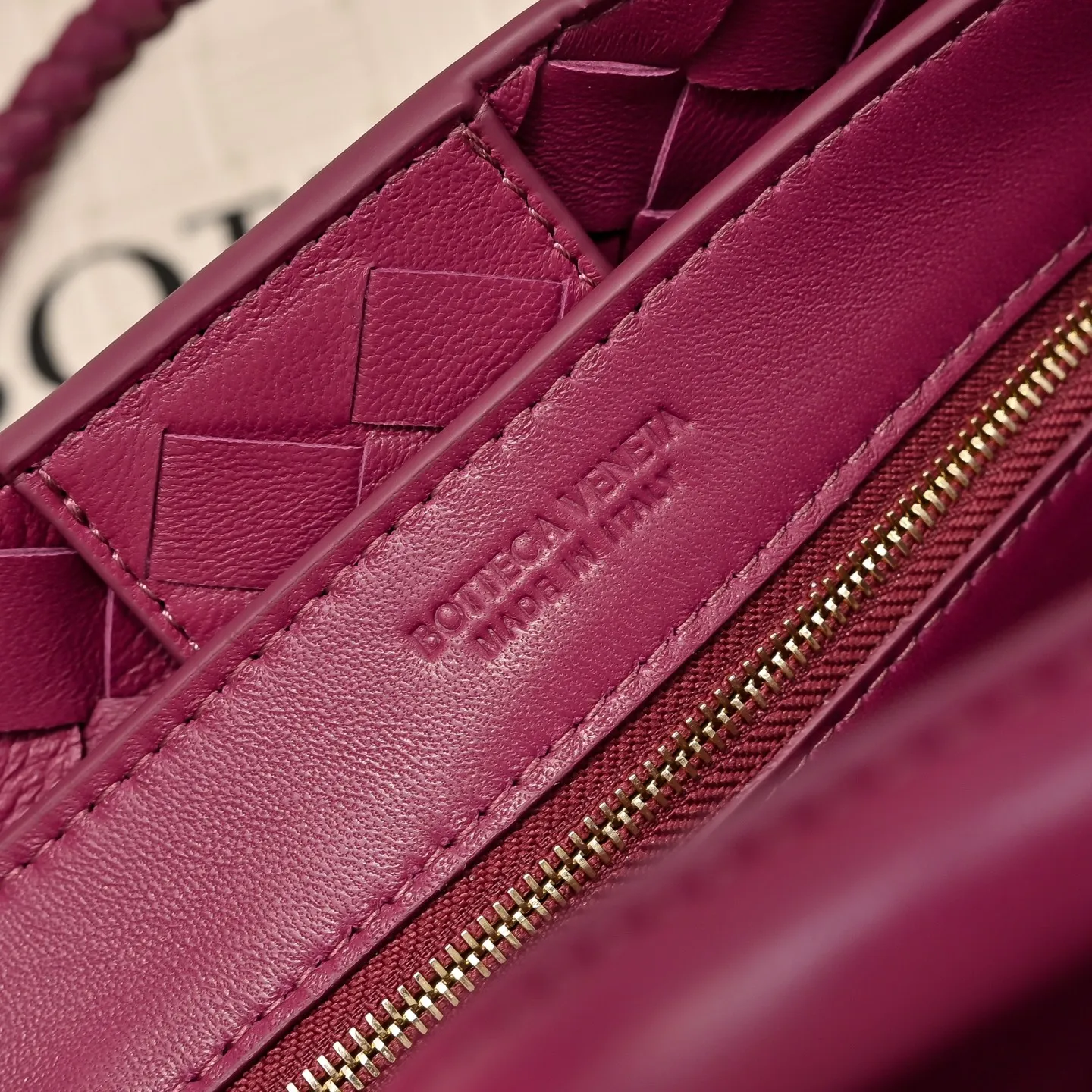Batch 1860 B's 2023 spring and summer new style continues the brand's woven pattern style with detailed metal knot switch buckles. This time, the shoulder straps are also made into tube weaves, showing different craftsmanship. The carrying method is versatile to create more different styles. Intrecciato woven leather small handbag, equipped with sliding crossbody strap. Internal compartments, including 1 zipper pocket and 2 open pockets. Magnetic buckle closure. Size: 25*20*10cm Model: 7463#